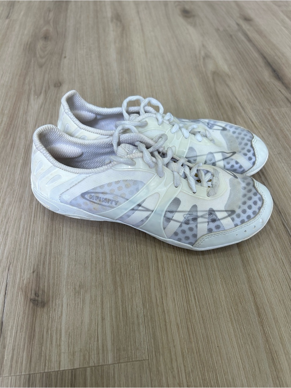Nfinity Vengeance White Cheer Shoes Lightweight Tumbling Sneakers Women’s Size 6